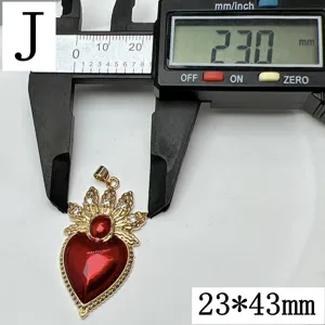 Pendentif cœur rouge ailes couronne émail forme cœur accessoire bijoux DIY vue détaillée.