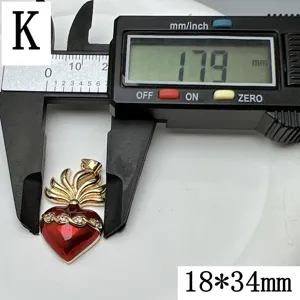 Pendentif cœur ailes émaillé rouge en gros plan avec mesure précise au pied à coulisse.