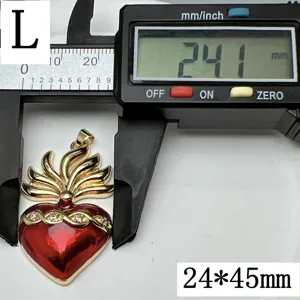 Vue détaillée du pendentif cœur rouge en émail avec mesure au pied à coulisse numérique.
