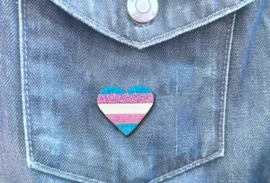 Broche cœur drapeau fierté transgenre paillettes colorées pour accessoires de vêtements
