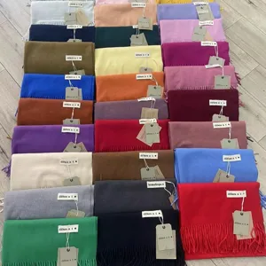 Écharpe unie effet cachemire frangée d'hiver châle vue détaillée montrant divers coloris.