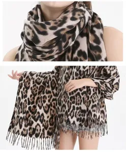 Gros plan détaillé du foulard imprimé léopard élégant avec une texture douce et franges.