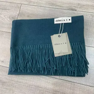 Écharpe d'hiver vert foncé à franges, mélange de coton doux, accessoire de mode élégant.