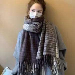 Vue détaillée du foulard d'hiver à carreaux doux avec franges montrant la texture.