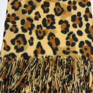 Gros plan détaillé du foulard à imprimé léopard classique, texture douce et franges élégantes.
