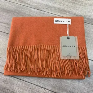 Vue détaillée du doux foulard d'hiver en cachemire mélangé avec franges et étiquette.