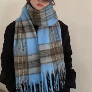Vue détaillée de l'écharpe à franges à carreaux bleus, douce écharpe chaude d'hiver en cachemire.