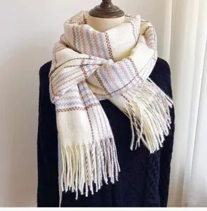 Gros plan détail de l'écharpe d'hiver à franges à carreaux avec douce texture en tricot.