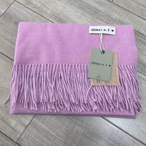 Écharpe d'hiver unie avec franges douces, châle chaud et confortable pour les femmes.