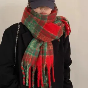 Écharpe d'hiver à carreaux rouge et vert avec franges douillettes, foulard chaud élégant.