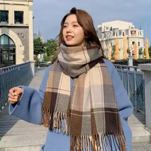Écharpe à franges à carreaux pour femme, douce et chaude écharpe d'hiver marron et beige.