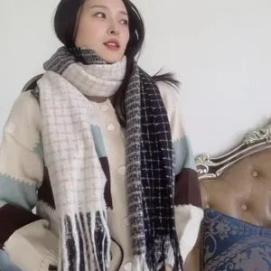 Vue de détail écharpe à franges à carreaux noir et blanc classique, accessoire d'hiver.