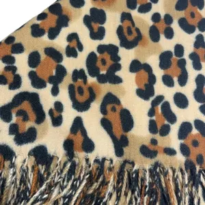 Echarpe imprimee leopard style europeen automne hiver imitation cachemire frange.