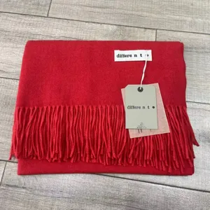 Écharpe unie épaisse et chaude en coton cachemire, vue de détail avec belles franges.