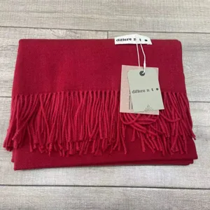 Vue detail echarpe d'hiver rouge, tissu doux avec franges elegantes, accessoire chaud.