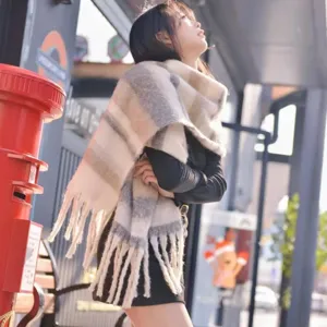 Écharpe à franges à motifs écossais pour femmes, accessoire chaud et doux effet cachemire.