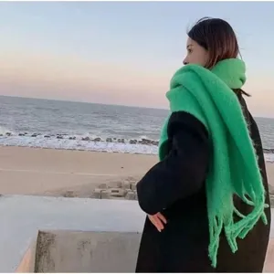 Écharpe d'hiver verte à franges, mohair doux et chaud pour un style élégant en plein air.
