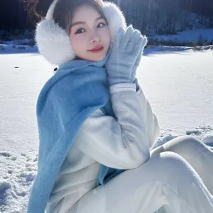 Ensemble d'hiver douillet avec cache-oreilles duveteux, écharpe en tricot et gants chauds.