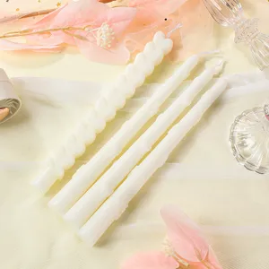 Vue détaillée de bougies parfumées en cire de soja blanche avec motif cœur et bougies torsadées.