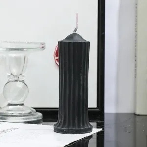 Vela aromatica negra con diseño de columna romana, vela de cera de soja para decoracion.
