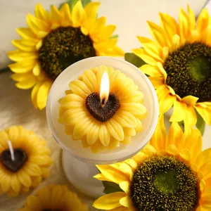 Detailansicht der Sonnenblumen Duftkerze mit feiner Blütenstruktur und brennendem Herz.