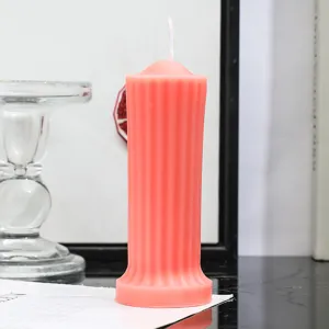 Vela aromática de pilar romano rosa en cera de soya para decoración del hogar y ambiente.
