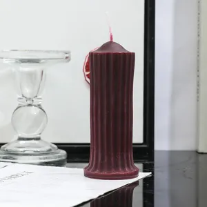 Vela aromática de cera de soya con diseño de columna romana, decoración de hogar rojo oscuro.