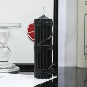 Vela aromática de columna romana negra en cera de soja con diseño de serpiente y adorno.