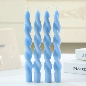Blauartige spiralförmige lange Duftkerzen für elegante Tischdekoration und romantische Anlässe.