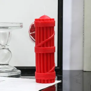 Vela aromática de pilar romano rojo, vela decorativa de cera de soja para el hogar.