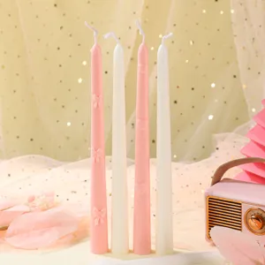 Longues bougies parfumées avec cœurs et nœuds gaufrés pour une belle déco romantique.