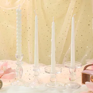 Bougies parfumées blanches longues avec bougeoirs en verre pour déco de fête romantique.