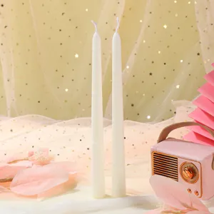 Bougies parfumées coniques blanches avec relief de cœur pour dîner romantique et déco.