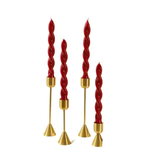 4er Set rote spiralförmige Stabkerzen mit goldenen Metallkerzenhaltern für romantische Deko.