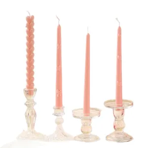Ensemble de bougies roses en coeur et bougeoirs en verre transparent pour decoration.