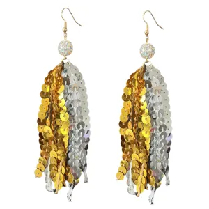 Vue détaillée de longues boucles d'oreilles à pampilles et strass pour fêtes de fin d'année.