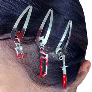 Nahaufnahme von Punk-Haarspangen mit gruseligen Bluteffekt-Anhängern wie Messern und Zähnen.