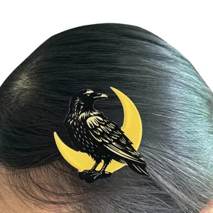 Gotische Halloween Rabe und Sichelmond Haarklammer, dunkles ausgefallenes Haaraccessoire.
