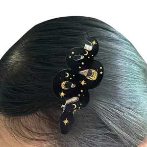 Gotische schwarze Schlangen Haarklammer mit goldenen Sternen und Mond Detailansicht.