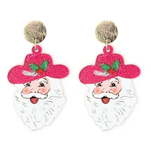 Detailansicht glitzernde rosa Mütze Weihnachtsmann Ohrringe, festlicher Ohrschmuck.