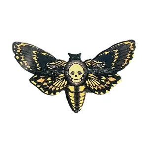Nahaufnahme der gotischen Totenkopf Motten Haarklammer mit Totenkopfmuster für Halloween.