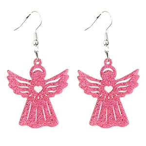 Nahaufnahme von rosa Glitzer-Engelsohrringen mit Herz-Ausschnitt und silbernen Ohrhaken.
