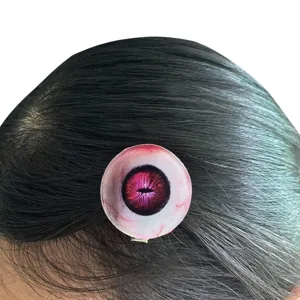 Nahaufnahme Detailansicht einer gruseligen Halloween Augen Haarspange, Gothic Stil Accessoire.