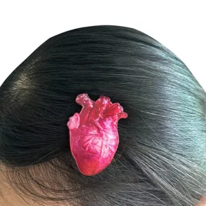 Detailansicht der realistischen anatomischen Herz-Haarspange mit einzigartigem Gothic-Stil.