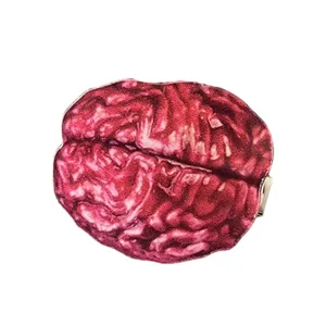 Nahaufnahme Detailansicht einer kreativen Halloween Gehirn form Haarspange mit echter Textur.