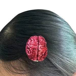 Nahaufnahme der originellen haarspange im gehirn design mit detailreicher roter struktur.