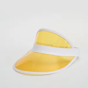 Detail des klaren PVC-Sonnenschirms mit gelbem transparentem Schirm und weißem Band für den Sommer.