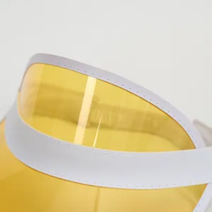 Nahaufnahme Detail des gelben transparenten PVC-Sonnenschirms mit weißem Rand für den Sommer.