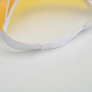 Detailansicht des elastischen Riemens und der weißen Einfassung eines gelben Visiers.