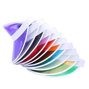 Transparentes PVC Sonnenvisier Detail mit vielen bunten, durchsichtigen Kanten und verstellbarem Band.